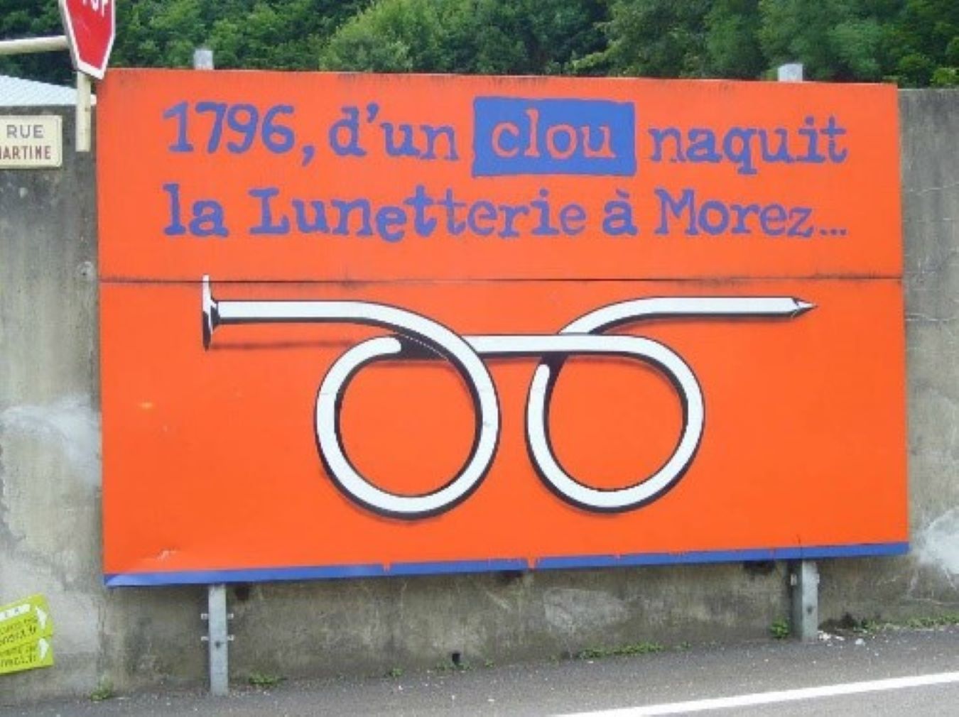 Visuel représentant une paire de lunettes sur fond orange