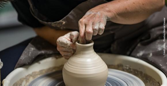 Stagiaire en céramique réalisant un vase